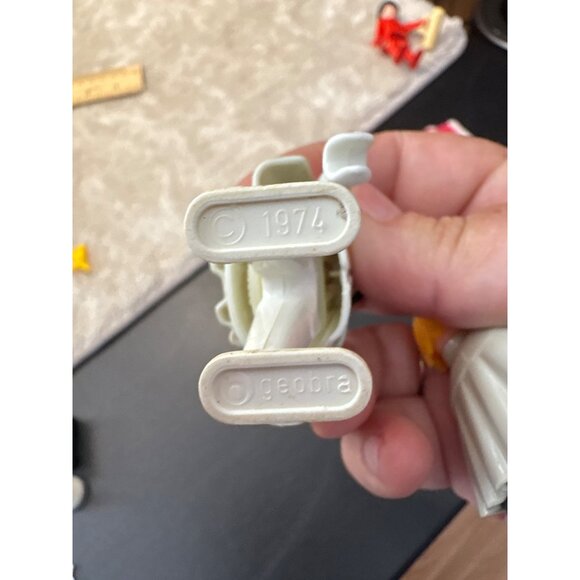 Vintage Geobra Playmobil Figures White & Black Bodies With Capes One is Peg Leg - Picture 7 of 7